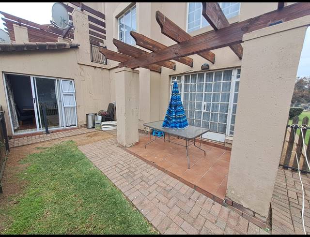3 BEDROOM TOWNHOUSE FOR SALE IN CASTLEVIEW